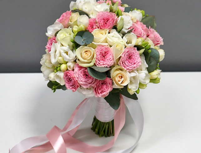 Букет невесты из розовой кустовой розы, белой розы ,фрезий  и эвкалипта Фото